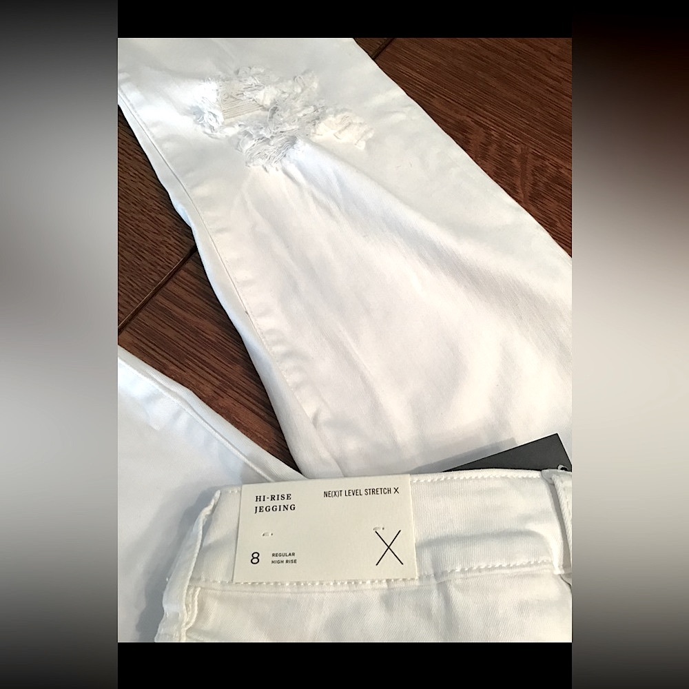 White AE Distressed High Rise Jegging 🤍